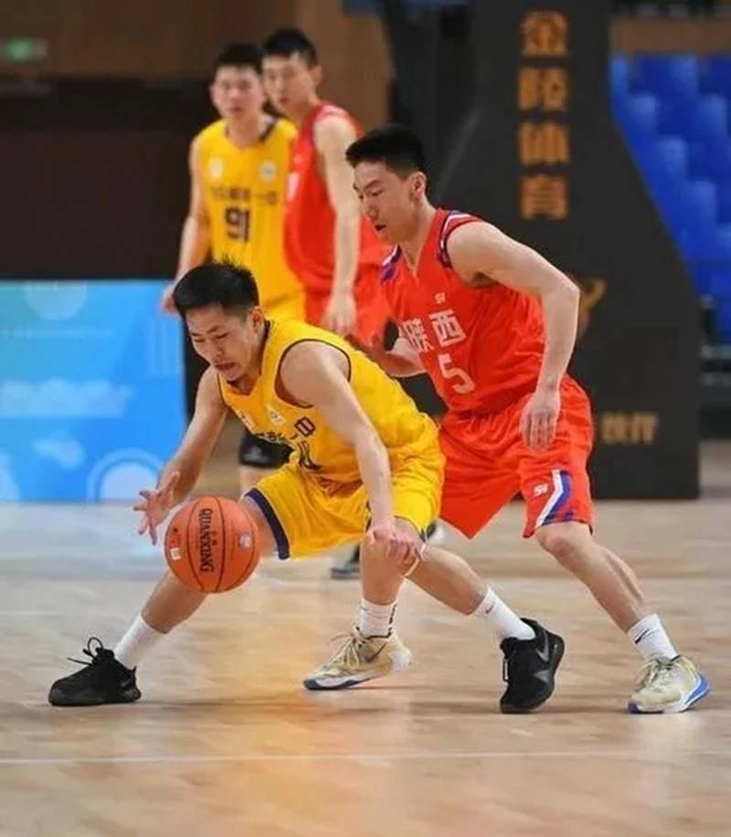 英雄-包含冲刺阶段体能课后，深圳男篮战术微调备战社区盾，更衣室稳定，赛程密集仍需轮换的词条