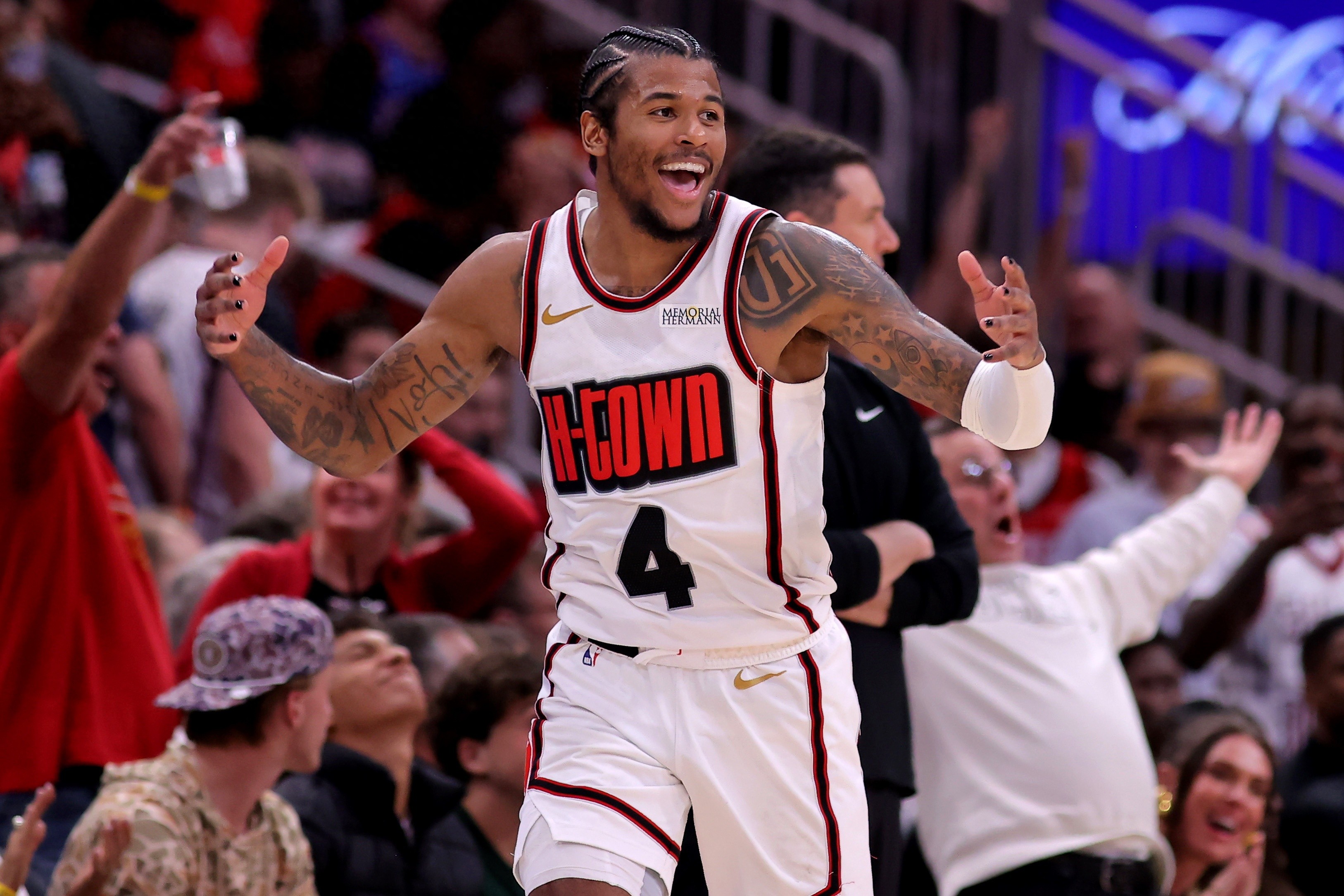 lol英雄资料-转折点里昂单刀错失,NBA总决赛关键时刻攻防权衡,质疑声仍在,更衣室氛围转暖的简单介绍