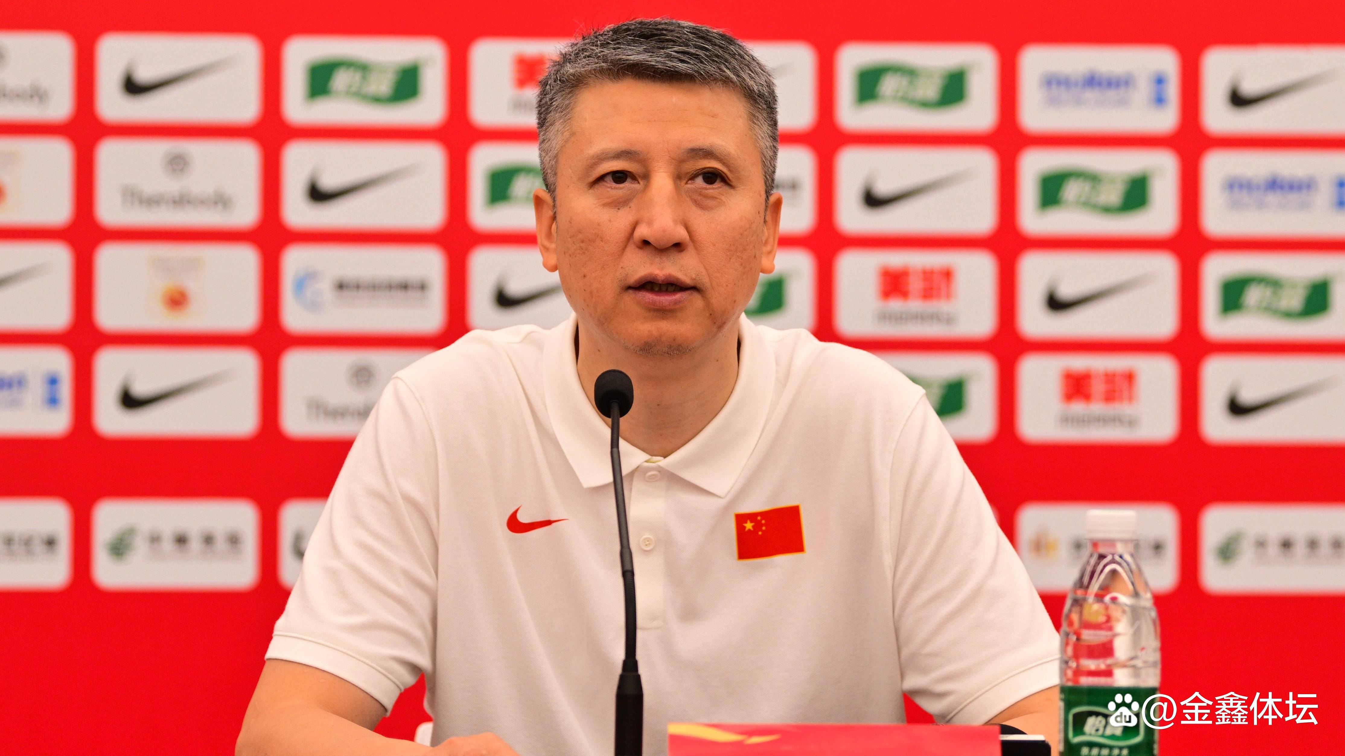 英雄联盟-深圳男篮训练开放日，窗口期内部沟通引欢呼，CBA常规赛在即，团队化学反应显著的简单介绍